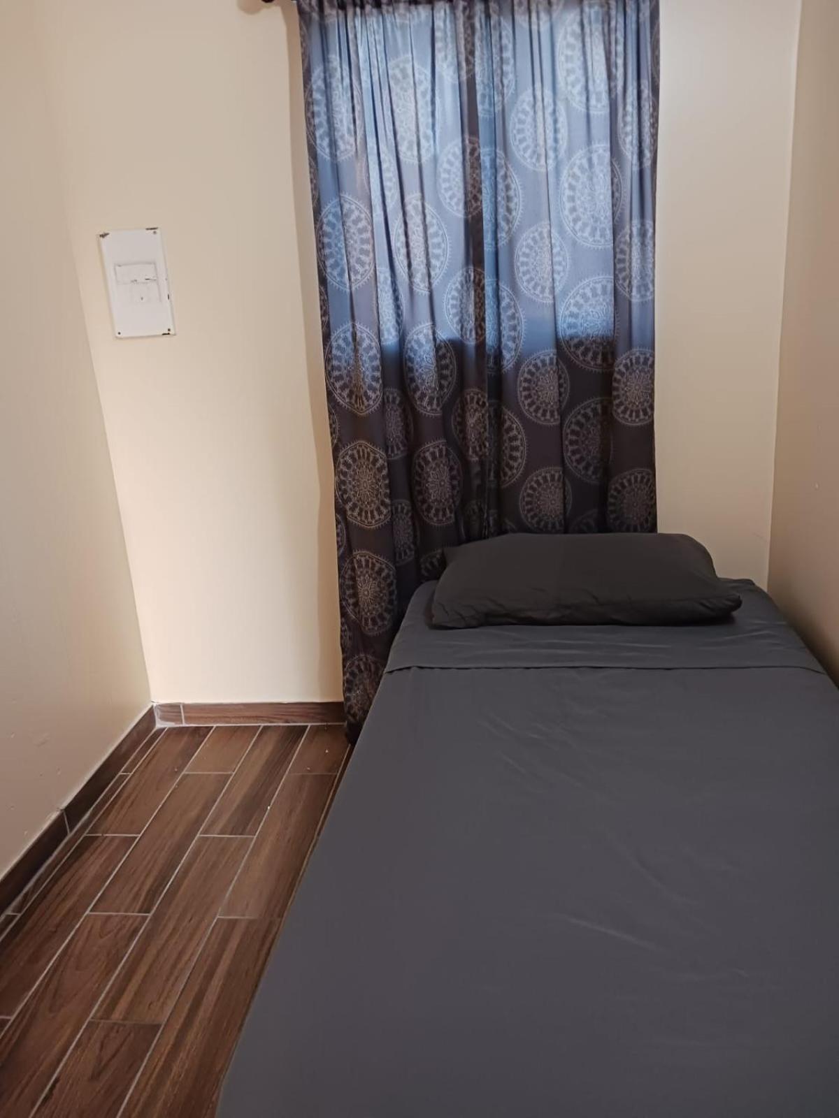 House Downtown Oc Santa Ana Hostel Екстериор снимка